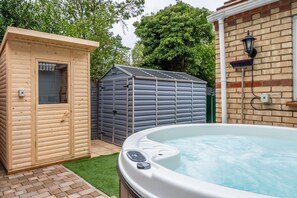 The Old Chapel: Hot tub and sauna