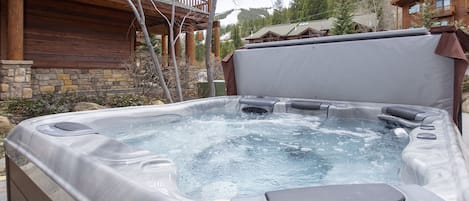 Clover at Slopeside Village - a SkyRun Winter Park Property - Private Hot Tub 