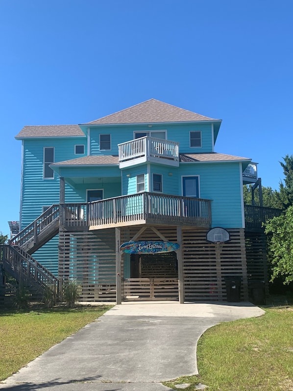 Sweet Emocean- 1800sf, 3 br, 2.5 bath, 6 decks, doggie door, gated area for pets