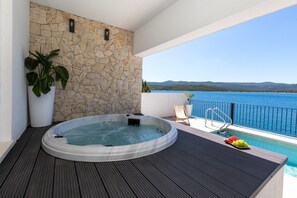 Outdoor spa tub