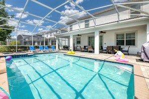 Large Pool with Hot Tub