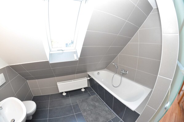Wannenbad mit WC