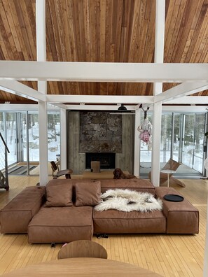 The gas fireplace. On the left the entrance foyer, on the right a screened porch