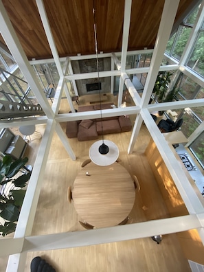 Right: top view on the kitchen island. Dining table by Le Corbusier for Cassina