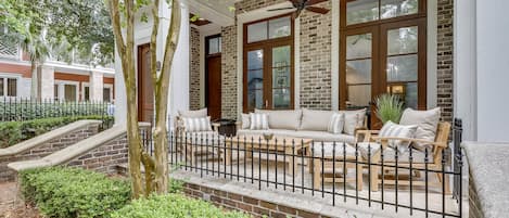 Beautiful Front patio to relax and enjoy!