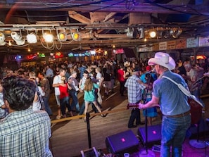 Put your boots on! Gruene Hall in walking distance! Last Call at Gruene Hall!