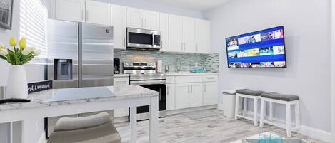Beautiful, sparkling and remodeled by one of the top designers in Florida.
Warm, cozy, clean and practical. Open kitchen design. Smart TV , directional and cozy couch. Loaded with cooking-ware.