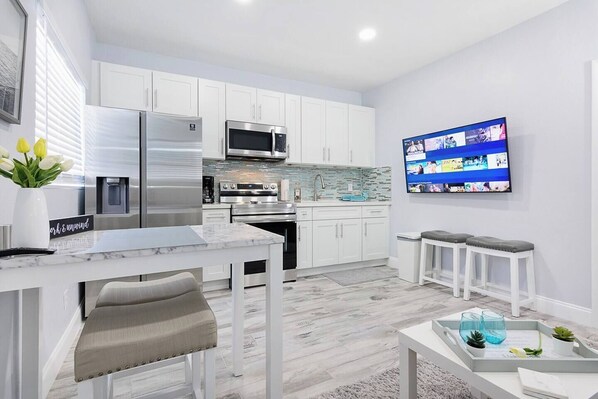 Beautiful, sparkling and remodeled by one of the top designers in Florida.
Warm, cozy, clean and practical. Open kitchen design. Smart TV , directional and cozy couch. Loaded with cooking-ware. 