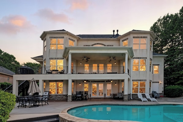 Welcome to FireFly Cove 5 bedrooms, sleeps 14!