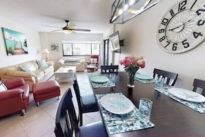 Beautiful dining table for 6 people. Have meals as a family at home during your stay.