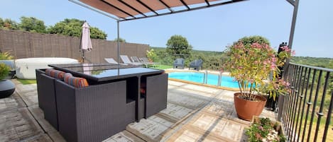 Terrasse avec piscine 