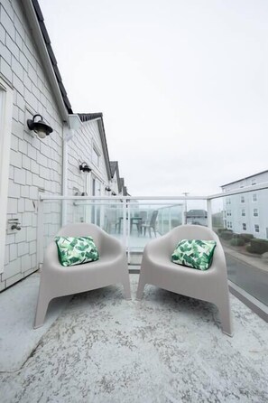Sit out on the balcony with your morning coffee and breathe in the fresh sea air or enjoy a BBQ lunch with access to a grill. 