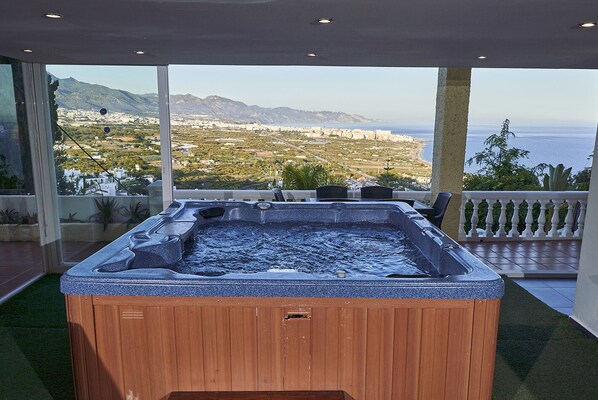 Outdoor spa tub