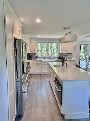 Microwave drawer, 6 burner range, fully stocked kitchen