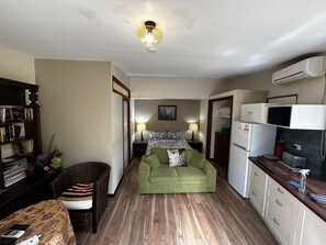 Fencreek studio - double bed, kitchenette and cutlery pots & pan, fridge, TV etc