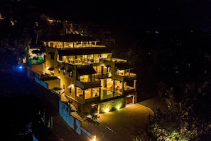 Vista frontal de la propiedad