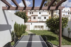 Garden with table in flat in the centre of Vilamoura