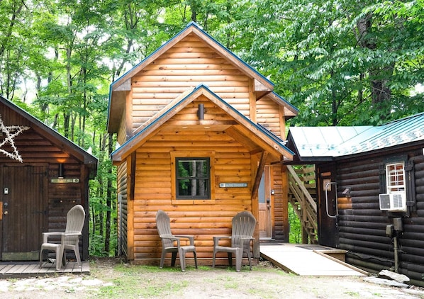 Exterior view of the front of the cabin