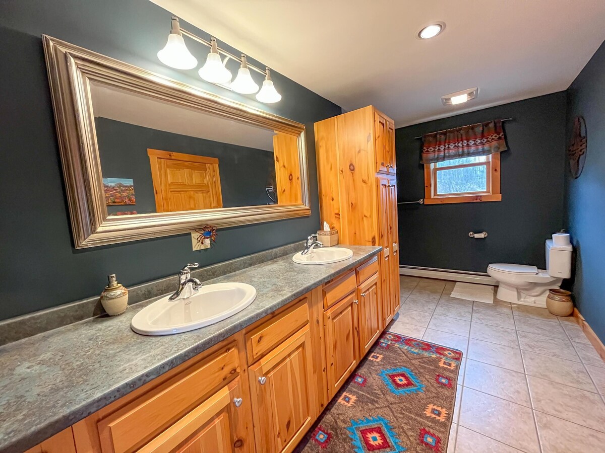 Beautiful Home with views and a hot tub 10 minutes from Sugarbush Resort
