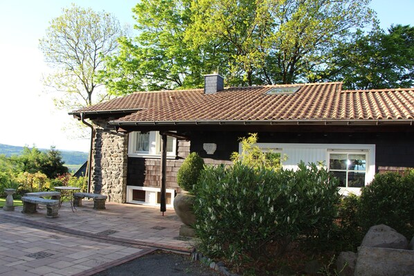 Ferienhaus Vogelsbergblick: Sitzgruppe
 Parkplatz und Hauseingang 