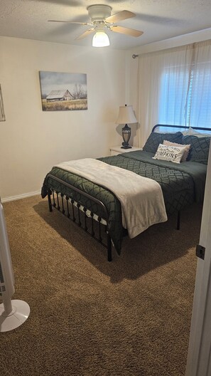 Queen bed in master with dresser and closet