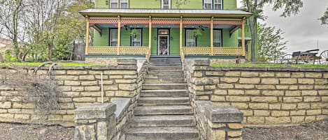 Glen Rose Vacation Rental | 4BR | 4BA | 3,000 Sq Ft | Stairs Required