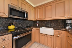 Papakea H106 kitchen 1