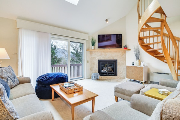 Bartlett Vacation Rental | 2BR | 2BA | 1,000 Sq Ft | 2-Story Condo