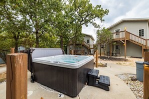 Hot Tub/Exterior