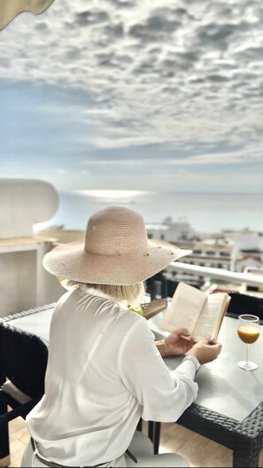 Balcony/Terrace,City view,Sea view,Sunset