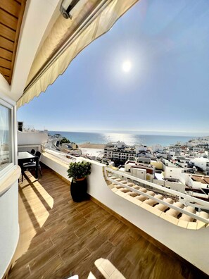 Balcony/Terrace,Beach,City view,Sea view