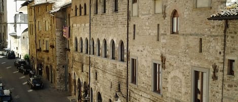 Dalla finestra della camera.... il Palazzo dei Consoli.