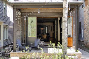 2.02-telluride-parkside-retreat-front-deck-doors