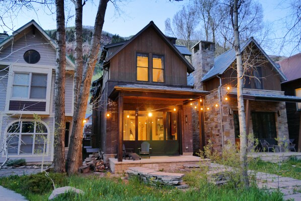 1.01-telluride-parkside-retreat-exterior-glow