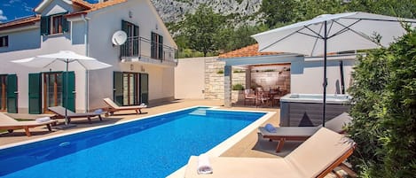 Villa Calma with heated pool, jacuzzi, Finnish sauna and 4 bedrooms
