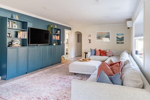 A spacious and cozy couch, perfect for seating you and your guests during a movie night. Don’t forget to sync the Apple TV with the Sonos speaker for an immersive sound experience!