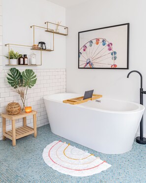 En suite bathroom: Curl up with a good book, savor a glass of wine, or close your eyes and sink into a deep meditation. Don’t forget to dim the lights for the perfect ambiance.