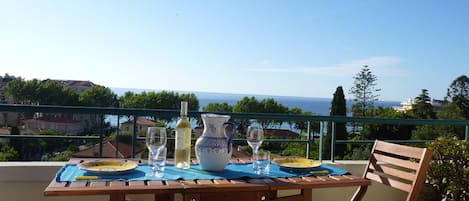 Grand balcon avec vue dégagée sur mer & montagne. Dernier étage.