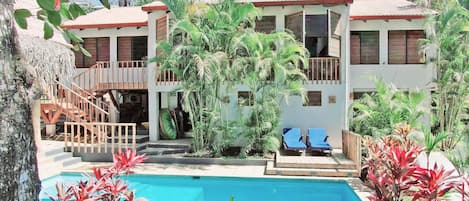 Casa Brisa is a 3BR, 5 bath house. 5 beds, pull out sofa & day bed.  Sleeps 8/10