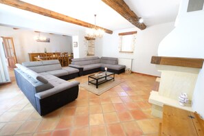Vacation rental CAVAILLON farmhouse for rent living room