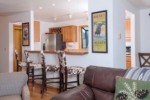 Breakfast bar, seating for 4.