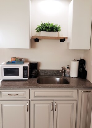 Toasteroven / AIr fryer, microwave, coffee maker, amd electric stove burner