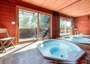 Indoor spa tub