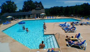 Have fun at the Pointe Royale Pool, enjoy the Tiki Bar for food and beverages!