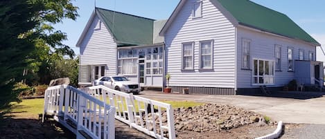 WHARE KURA -  This Guest-Wing is 1/4 of the Old Aratapu School House