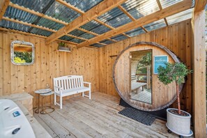 Hot tub & cedar sauna with stunning canyon views. An Instagram worthy retreat!