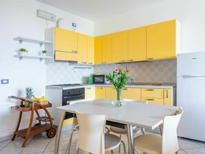 Cabinetry, Möbel, Eigentum, Countertop, Tabelle, Orange, Herd, Interior Design, Holz, Küche