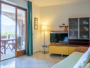 Möbel, Fernsehen, Holz, Komfort, Couch, Stuhl, Interior Design, Gebäude, Wohnzimmer, Tabelle