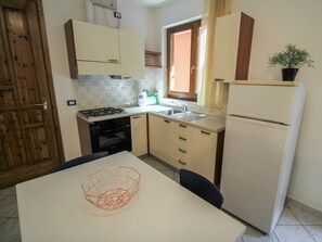 Cabinetry, Comptoir, Meubles, Propriété, Evier, Évier, Bâtiment, Bois, Cuisine, Tiroir