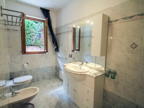 Miroir, Robinet, Luminaire Plomberie, Évier, Propriété, Lavabo, Salle De Bains, Violet, Design Intérieur, Armoire De Toilette
